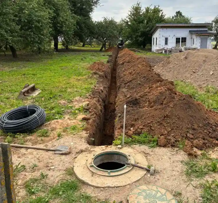 Установка канализации из бетонных колец на участке частного дома